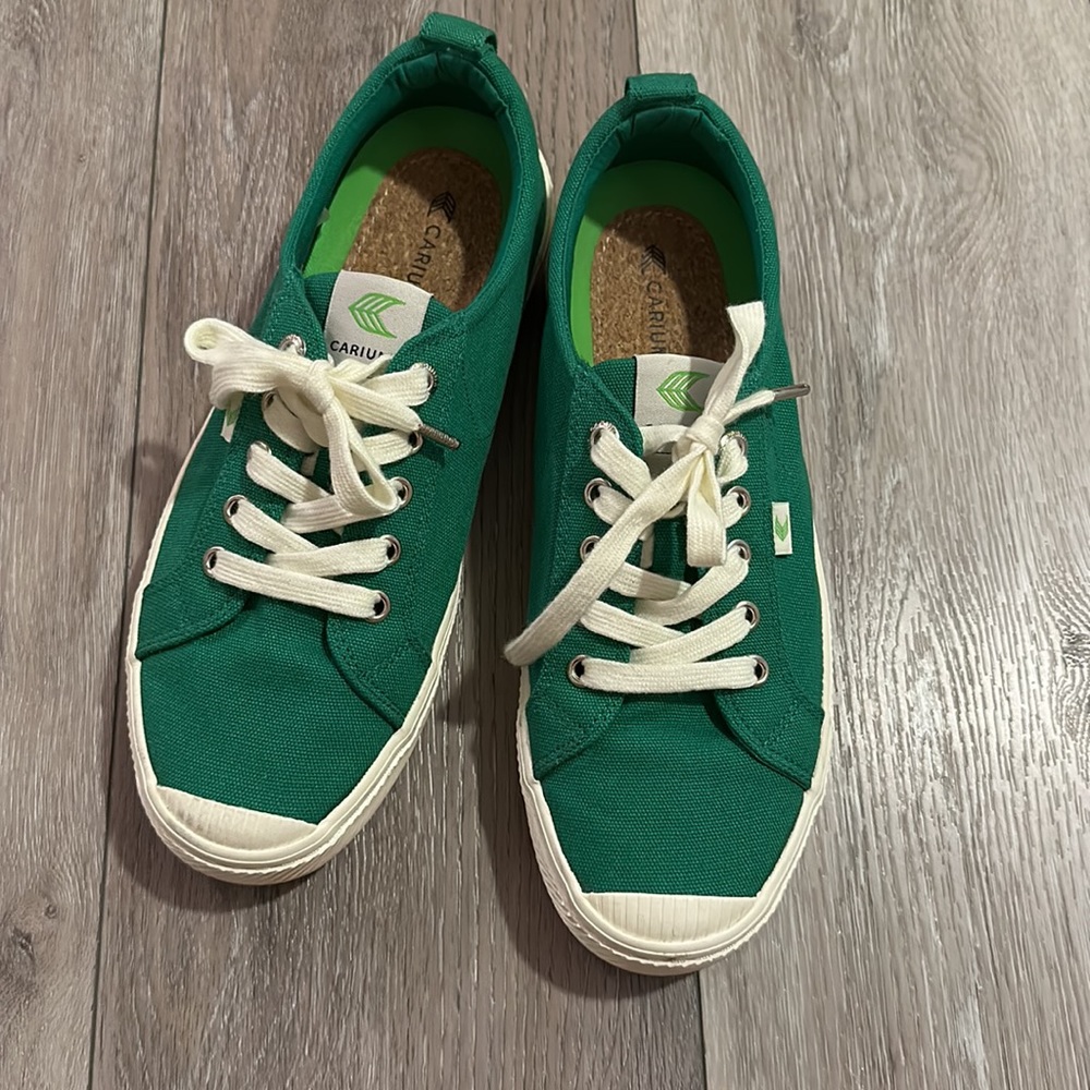 Cariuma Green Canvas Women’s Shoes Size 9